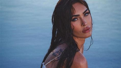 vestido transparente gostosa|Megan Fox chama a atenção ao posar de vestido transparente